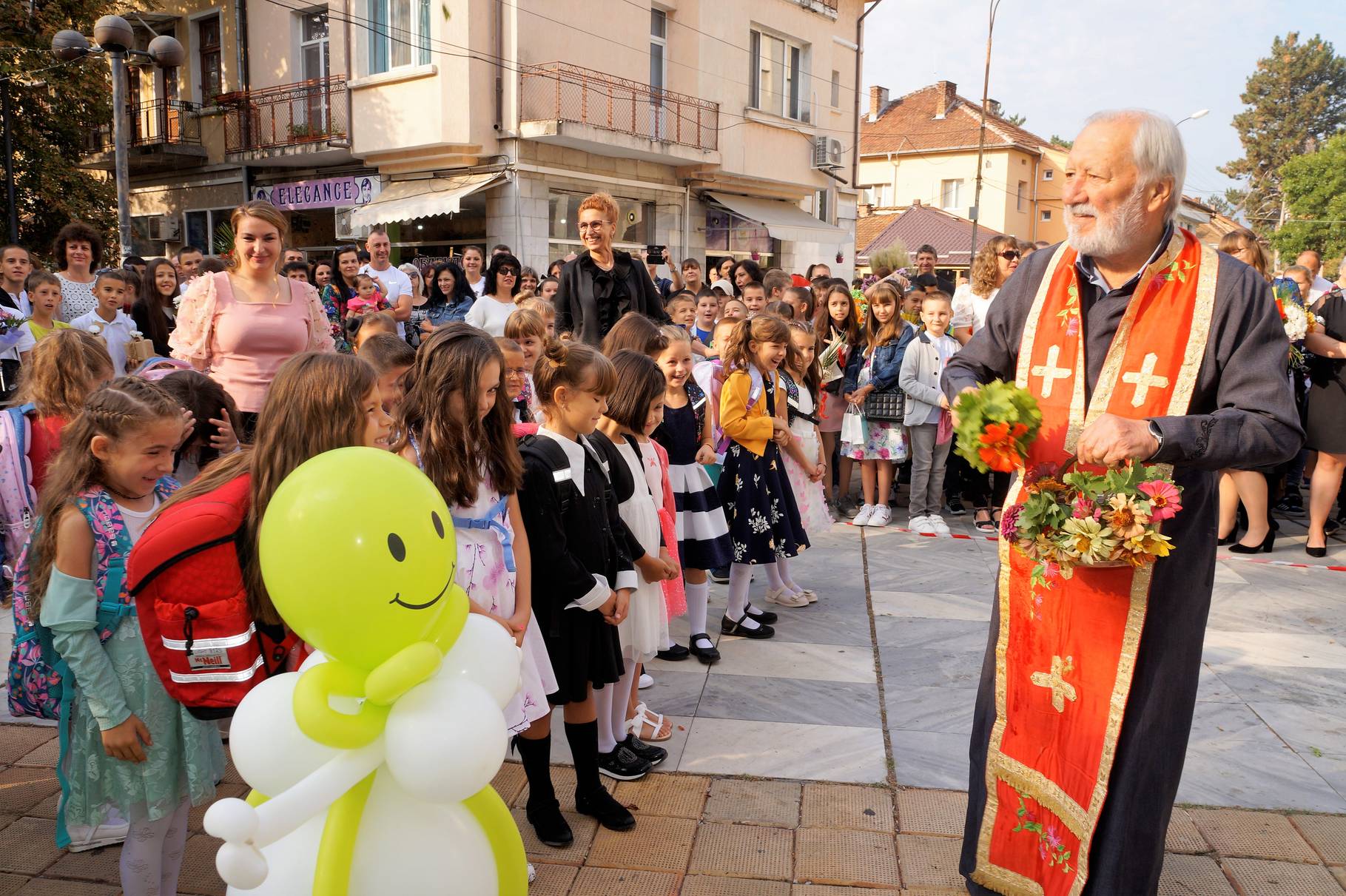Водосвет за здраве и благополучие отслужи енорийският свещеник на Мездра отец Данаил Цинцарски